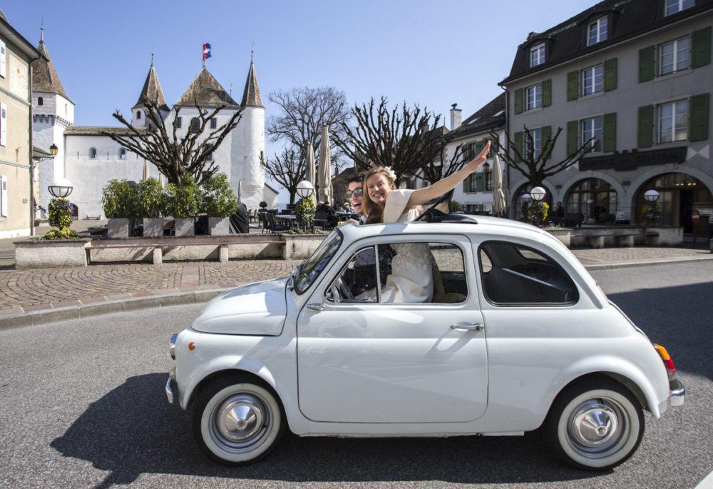mariés en Fiat 500 devant le château de Nyon