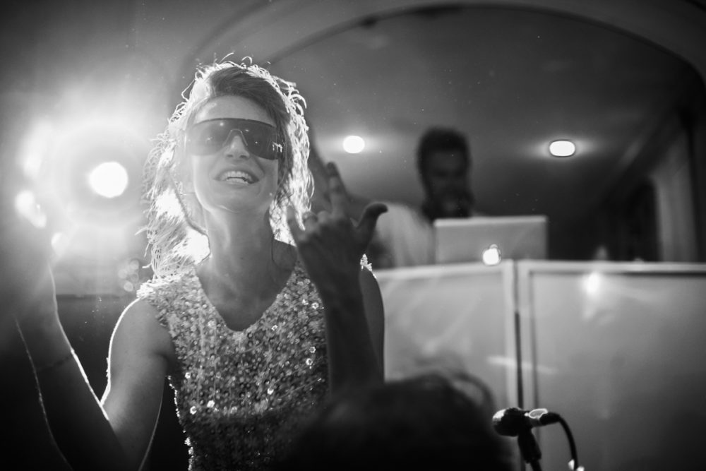 photo de la mariée durant la fête